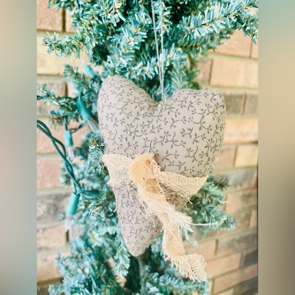 *Primitive Stuffed Floral Heart Ornament - Picture 10 of 14